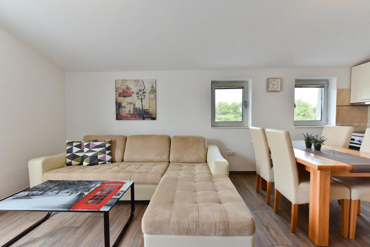 Iva Apartment Vir
