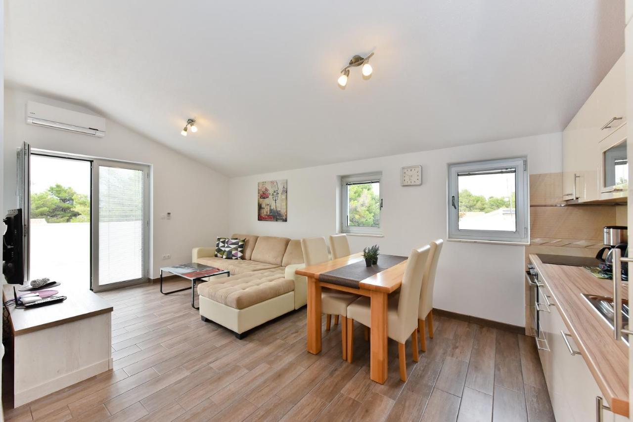 Iva Apartment Vir
